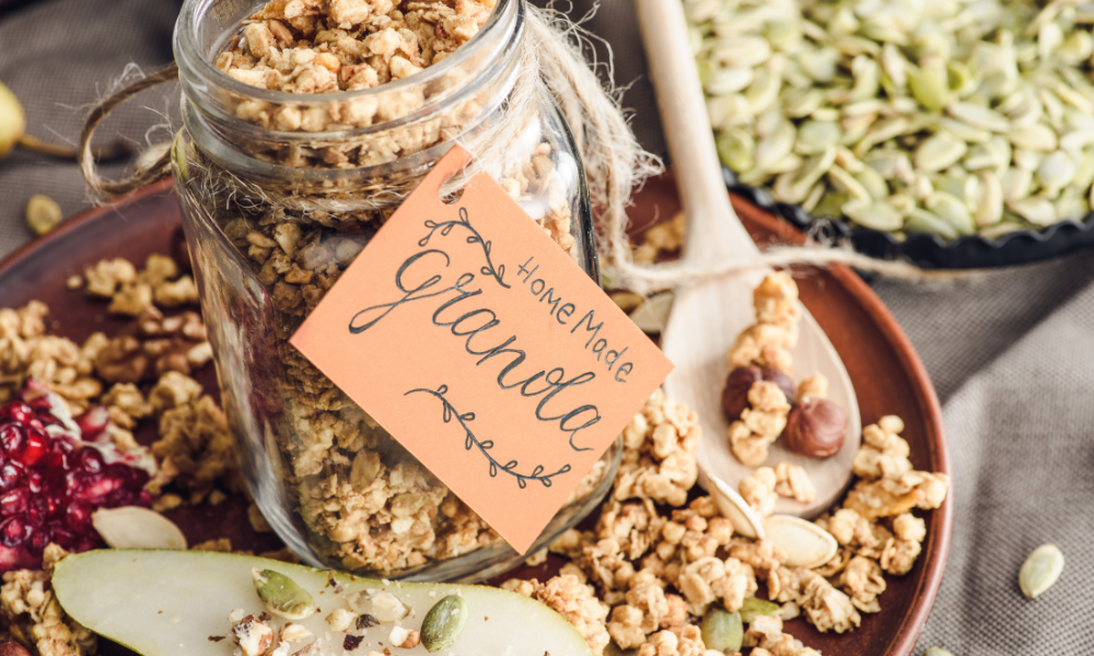 Selbstgemachtes Granola ohne Zucker mit Nüssen & Kernen