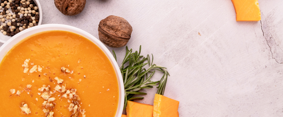 Hokkaido Kürbiscremesuppe mit frischen Walnüssen