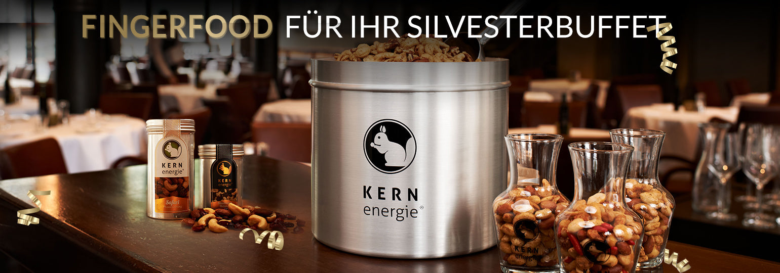 Fingerfood mit hochwertigen Snacks und Premium-Nüssen für ein festliches Silvesterbuffet.