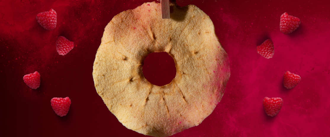 Getrocknete Apfelringe mit fruchtigem Himbeerstaub