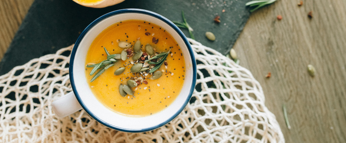 Blumenkohlsuppe mit Kürbiskernen: Cremiges Rezept