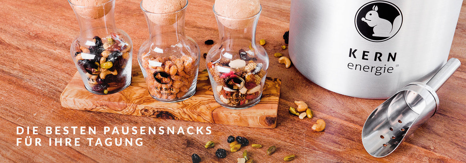 Brainfood Tagungssnacks: Frisch geröstete Nüsse, gesunde Snacks und Süßigkeiten – ideale Snacks Pause für Tagungen, stilvoll serviert in Glasdekantern, Aludosen und Holz-Equipment, perfekt für Hotelkonferenzen und Gäste
