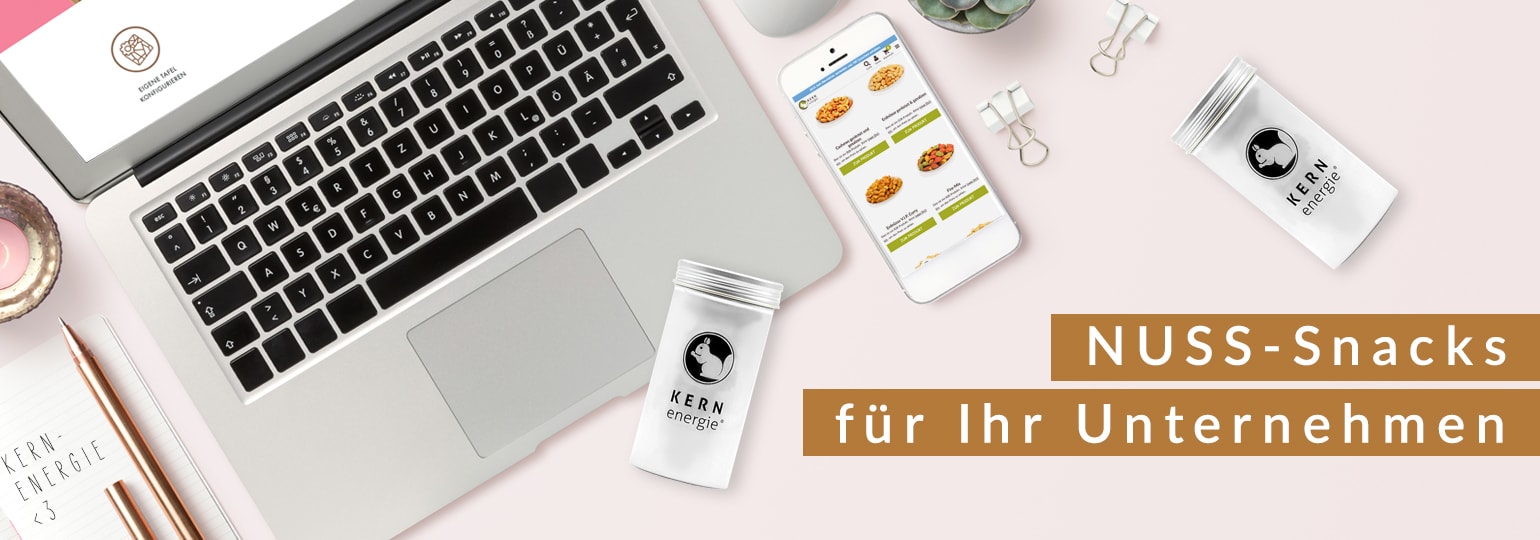 Lecker KERNenergie Nüsse in der personalisierbaren recyclebaren Aludose über einem Laptop am Arbeitsplatz. Angebot für Unternehmen.