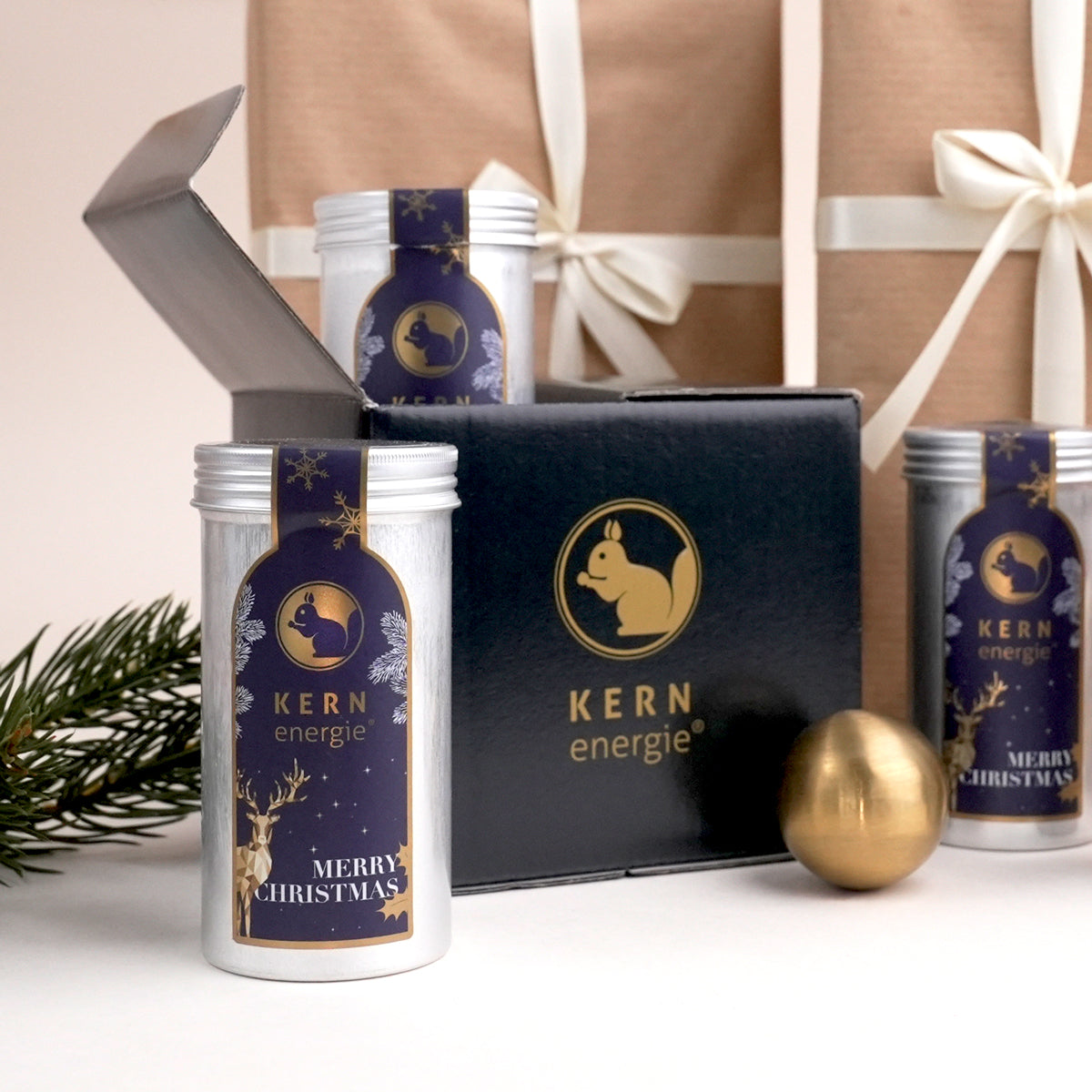 schwarzer Geschenkkarton und Aludosen mit Weihnachtsetikett