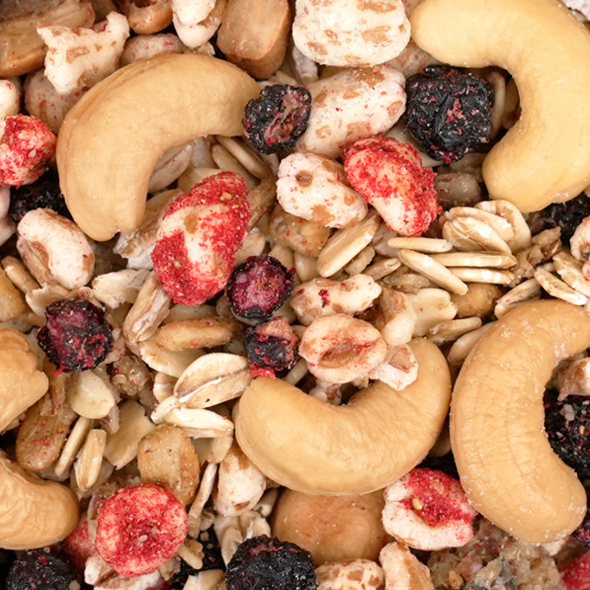 Beeriges KERNmüsli mit frisch gerösteten Nüssen, Heidelbeeren und Dinkelpops