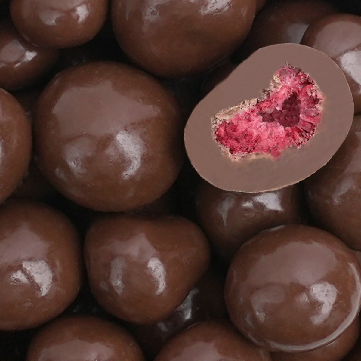 Nahaufnahme "Chocolate Dream" Himbeere umhüllt mit zartschmelzender Vollmilchschokolade
