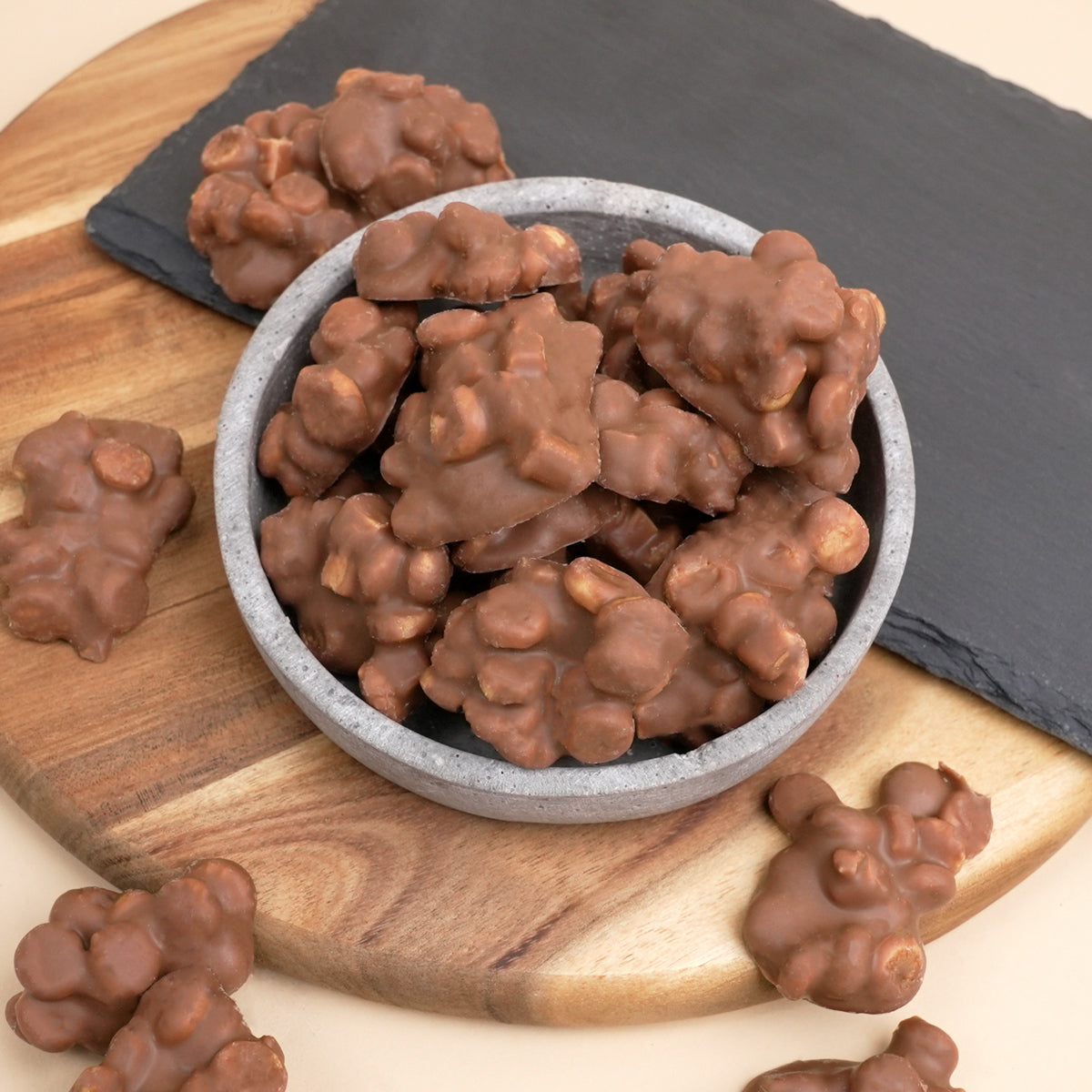 Vanille-Keks Stückchen und Mini-Fudge in Milchschokolade getaucht