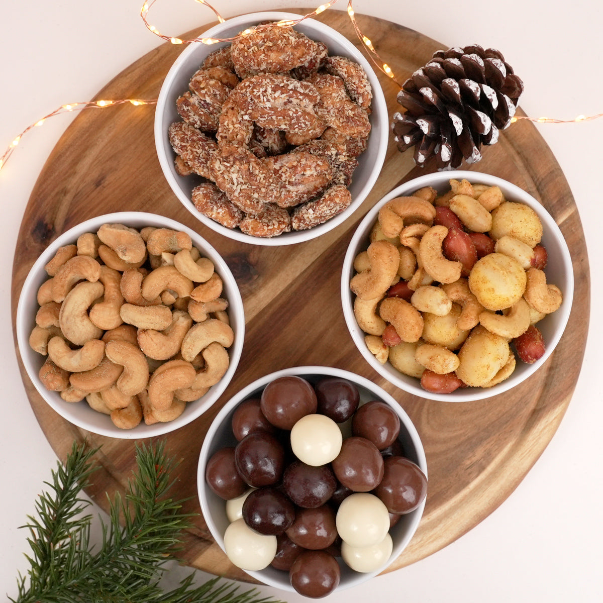 Gebrannte, schokolierte und gewürzte Nüsse und eine Nussmischung in Schalen serviert