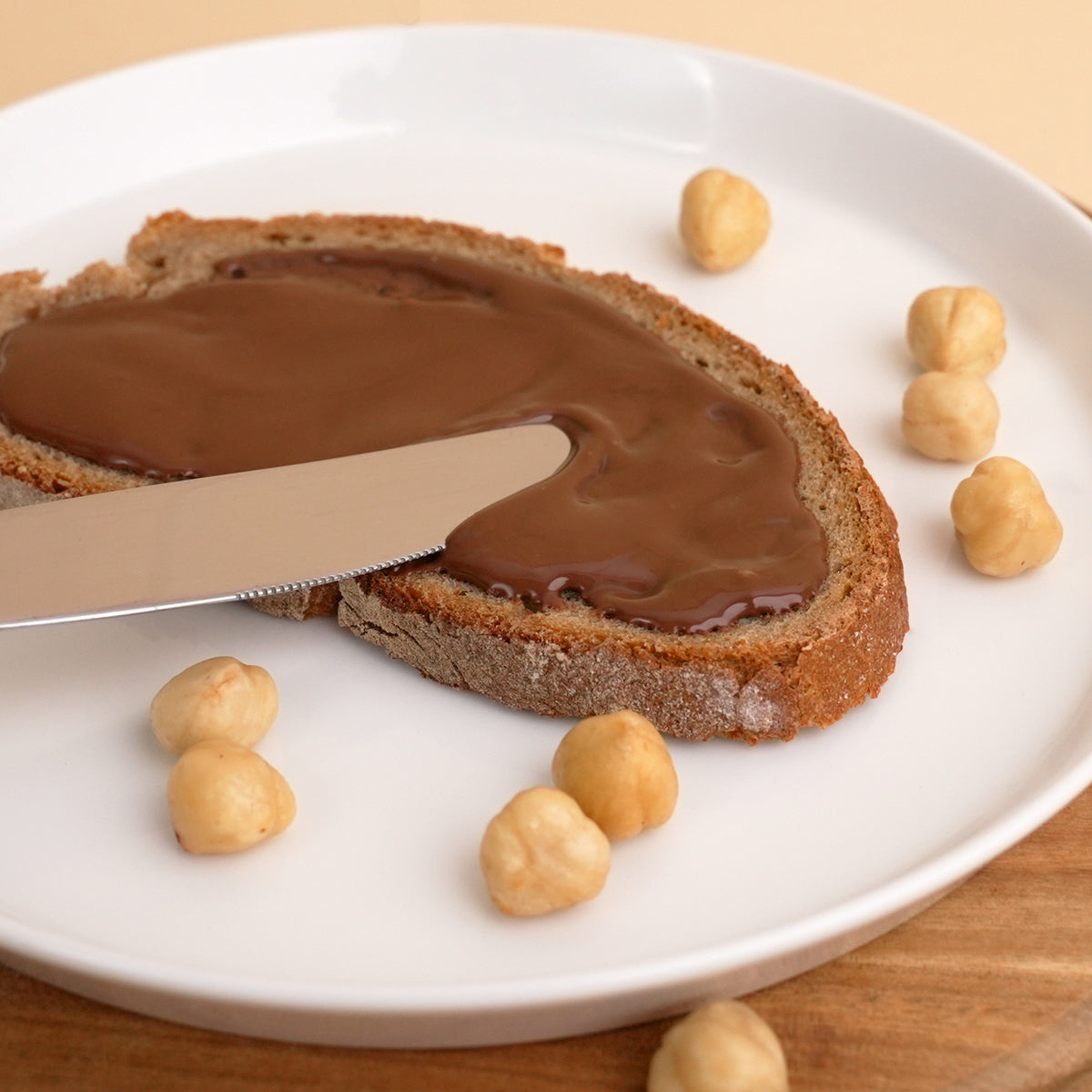 Nahaufnahme frische Deluxe Haselnusscreme aus Nüssen aus dem Piemont