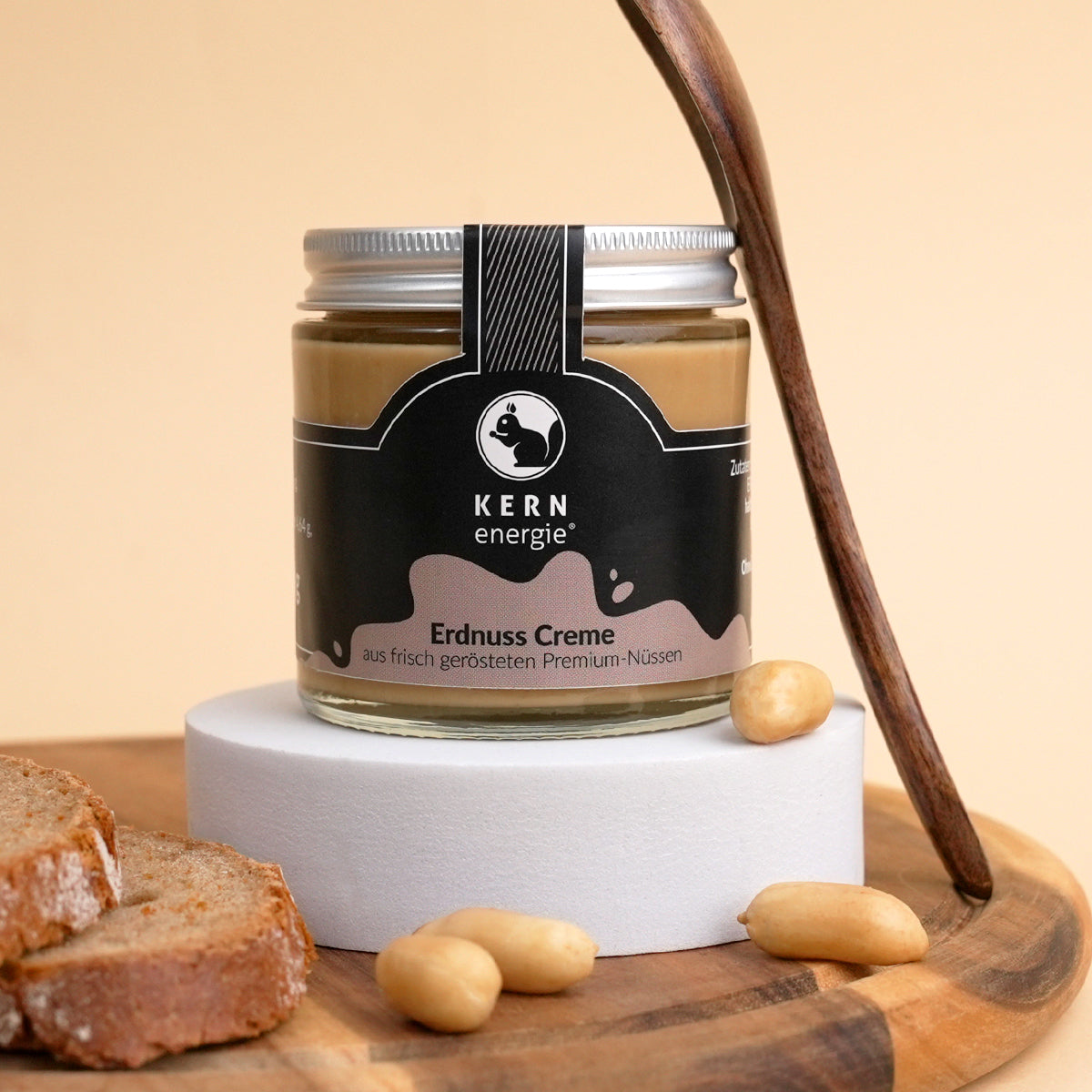 Erdnusscreme aus frisch gerösteten Erdnüssen im edlen Glaß