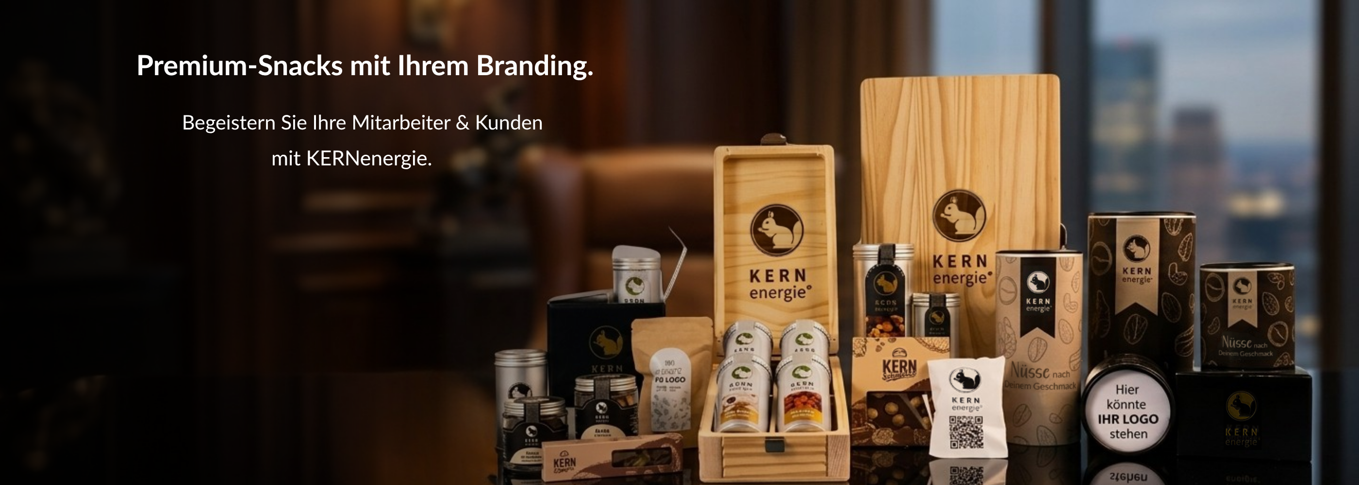 KERNenergie Dosen, Holzboxen, Schokoladen und Geschenke auf einem Tisch drapiert