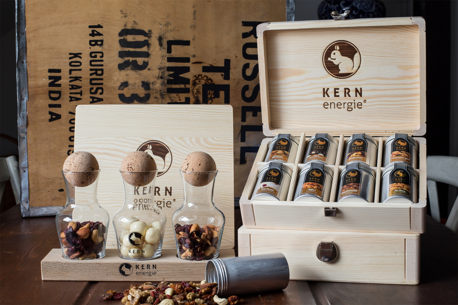 Geschenkidee aus Holz – personalisierbare Holzboxen mit Nüssen als hochwertige Firmengeschenke mit Logo