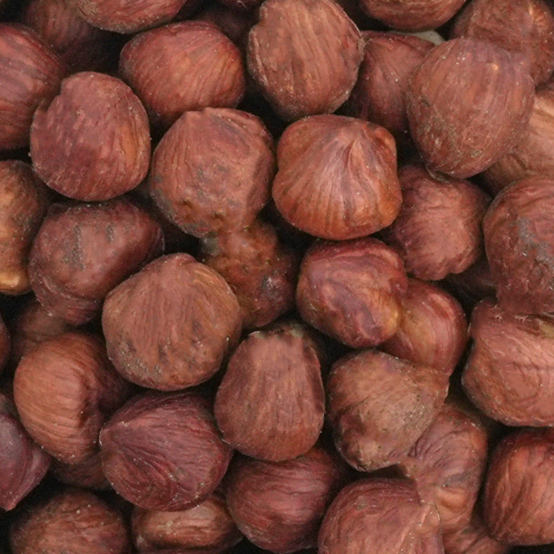 Nahaufnahme hochwertige naturbelassene Haselnüsse mit Haut