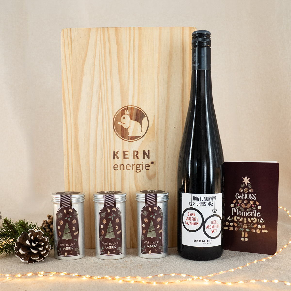 Drei Aludosen mit Rotwein und Weihnachtskarte mit Holzbox
