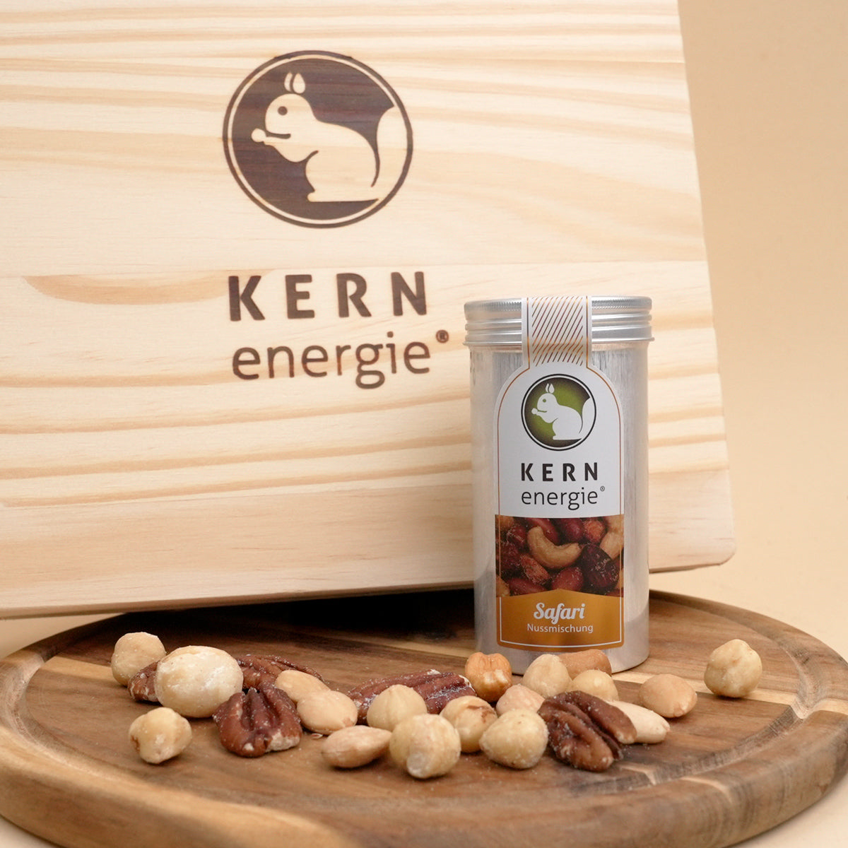 KERNige Geschenkidee in Holzbox–8 Nuss-und Schoko-Mischungen, Ideal zum Verschenken, Gewicht gesamt 750 g