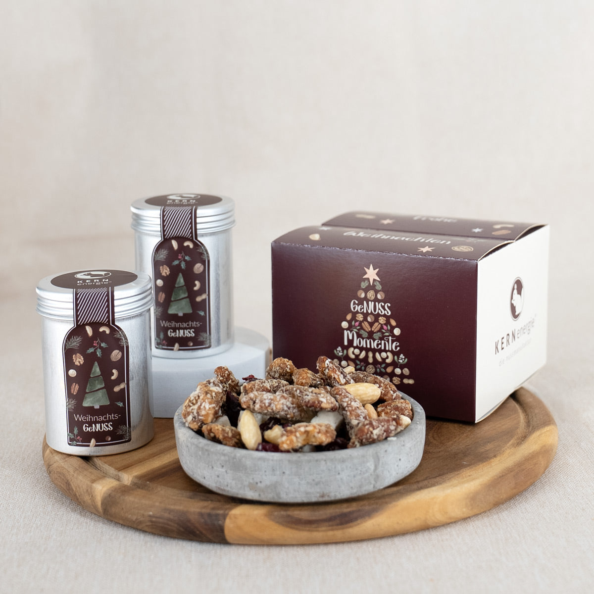 Weihnachtsgeschenkset mit Nüssen und vier Aludosen