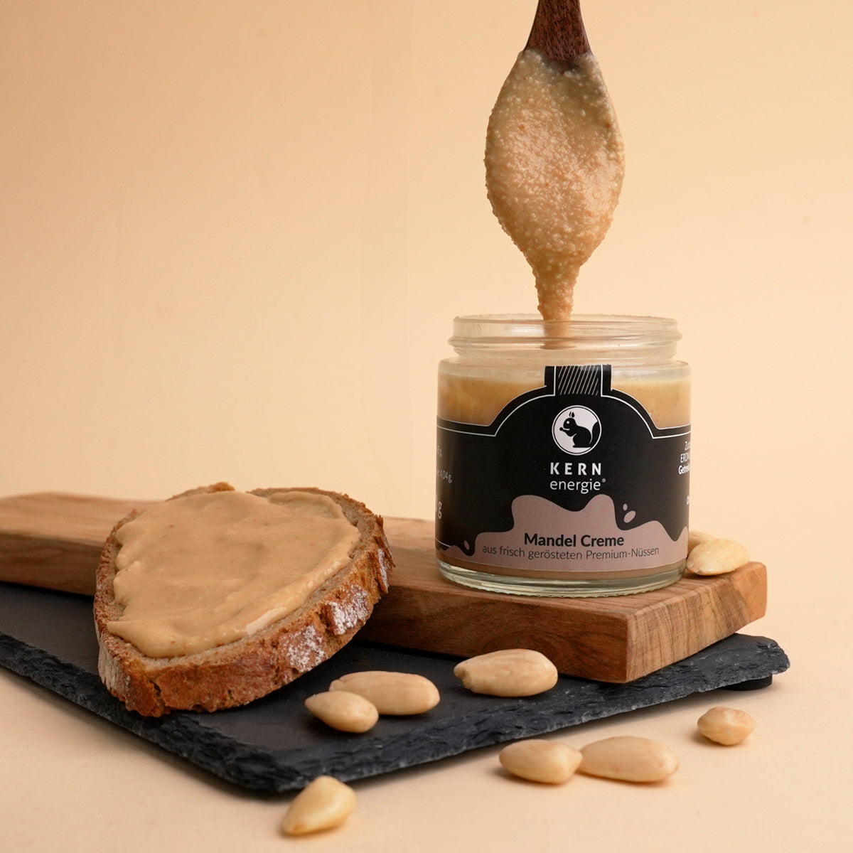 Mandelncreme aus frisch gerösteten Mandeln perfekt als Brotaufstrich