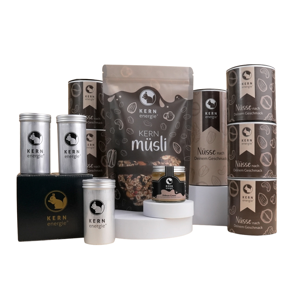 Sortiment aus KERNenergie Aludosen, Pappdosen und Beuteln in edlem Schwarz und Braun.