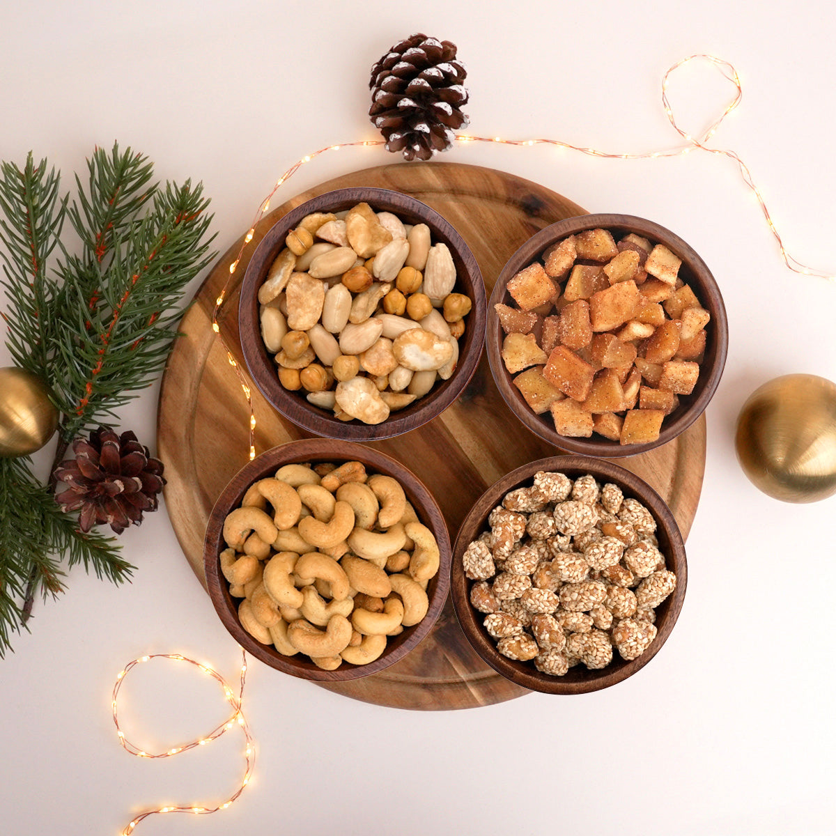 Cashews, karamellisierte Nüsse, Nussmischung und Trockenfrüchte in Holzschale