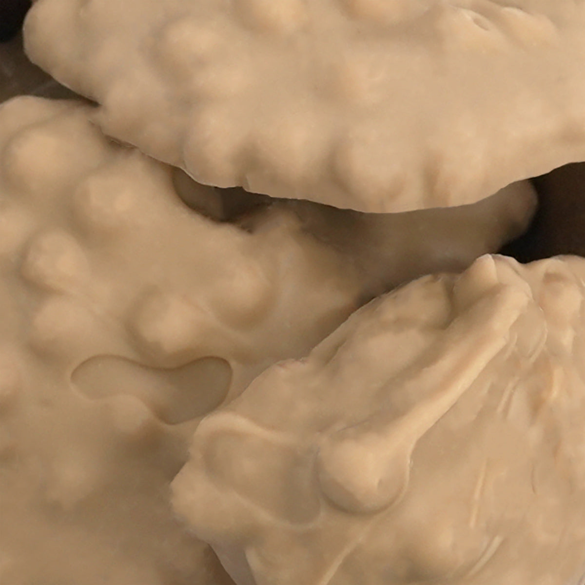 Nahaufnahme Nussberge aus zartschmelzender Karamellschokolade mit Salted Crisps