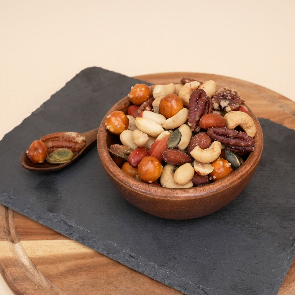 Bavaria-Mix –u.a. geröstete Erdnüsse, Cashews, Pistazien, Pekannüsse, Walnüsse, Macadamia, knusprige Brezelbällchen