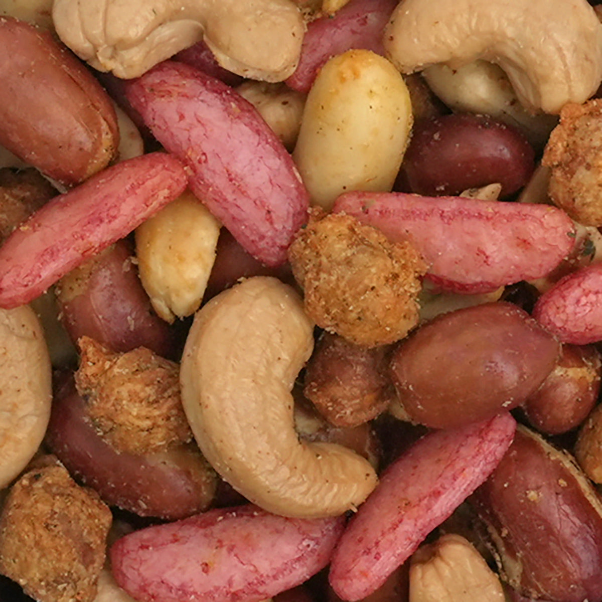 Knackige Erdnüsse, aromatische Cashews, Katjang Pedis mit ihrem knusprigen Teigmantel und scharfe Reiskräcker