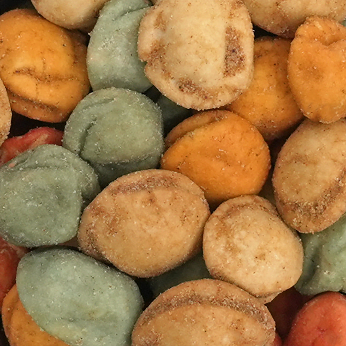 Nahaufnahme Nussmischung "Fire-Mix" Knackige Erdnüsse in fünf verschiedene scharfe Teigmäntel gehüllt