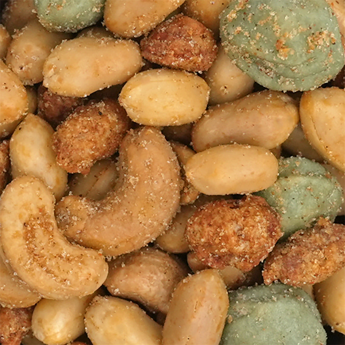 Nahaufnahme Nussmischungen "Hot Mix" würzige Mischung aus Erdnüssen, Cashews, Katjang Pedis und Wasabinüsse.