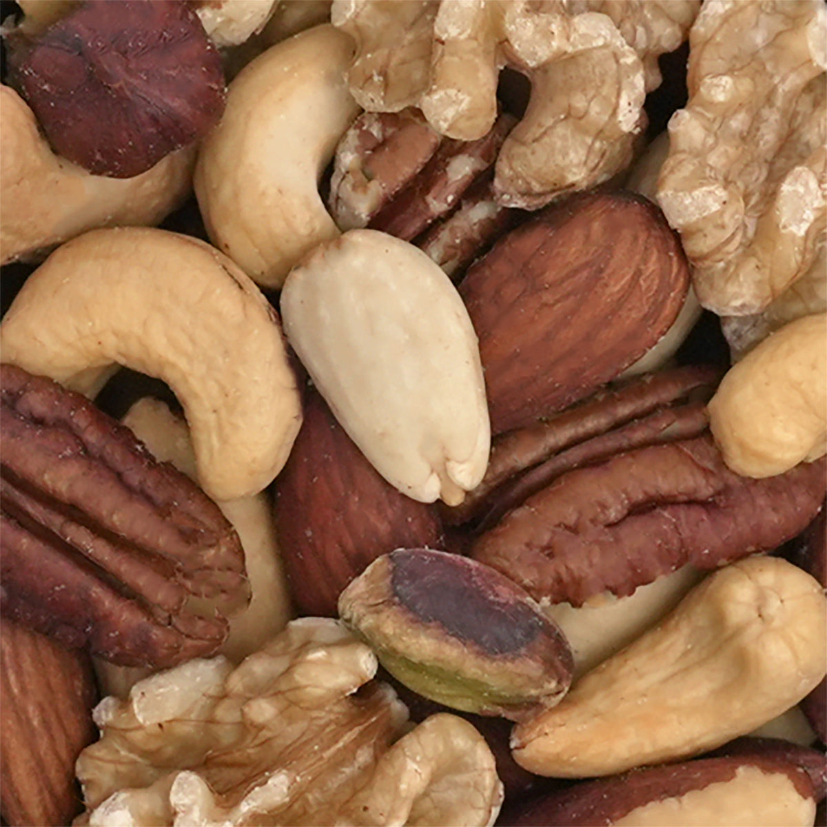 Nahaufnahme Nussmischung "Melange Royal ohne Salz" aus Cashews, Haselnüsse, Mandeln, Pistazien, Walnüsse, Pekannüsse und Paranüsse