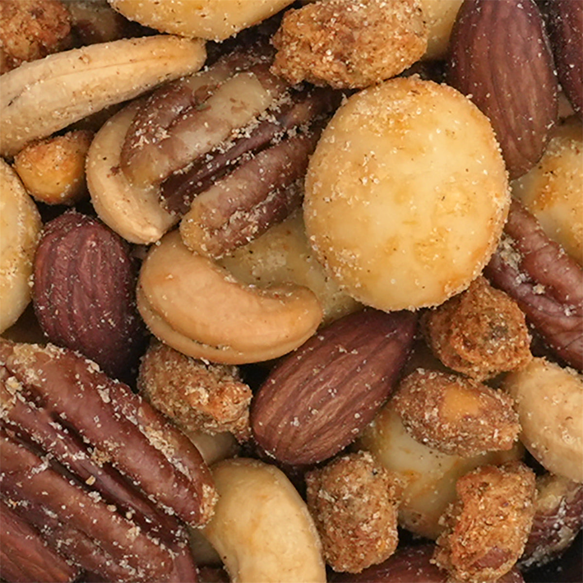 Nahaufnahme Nussmischung Safari Deluxe aus Mandeln, Macadamias, Pekannüssen, Cashews und Katjang Pedis mit pikanter Würzmischung