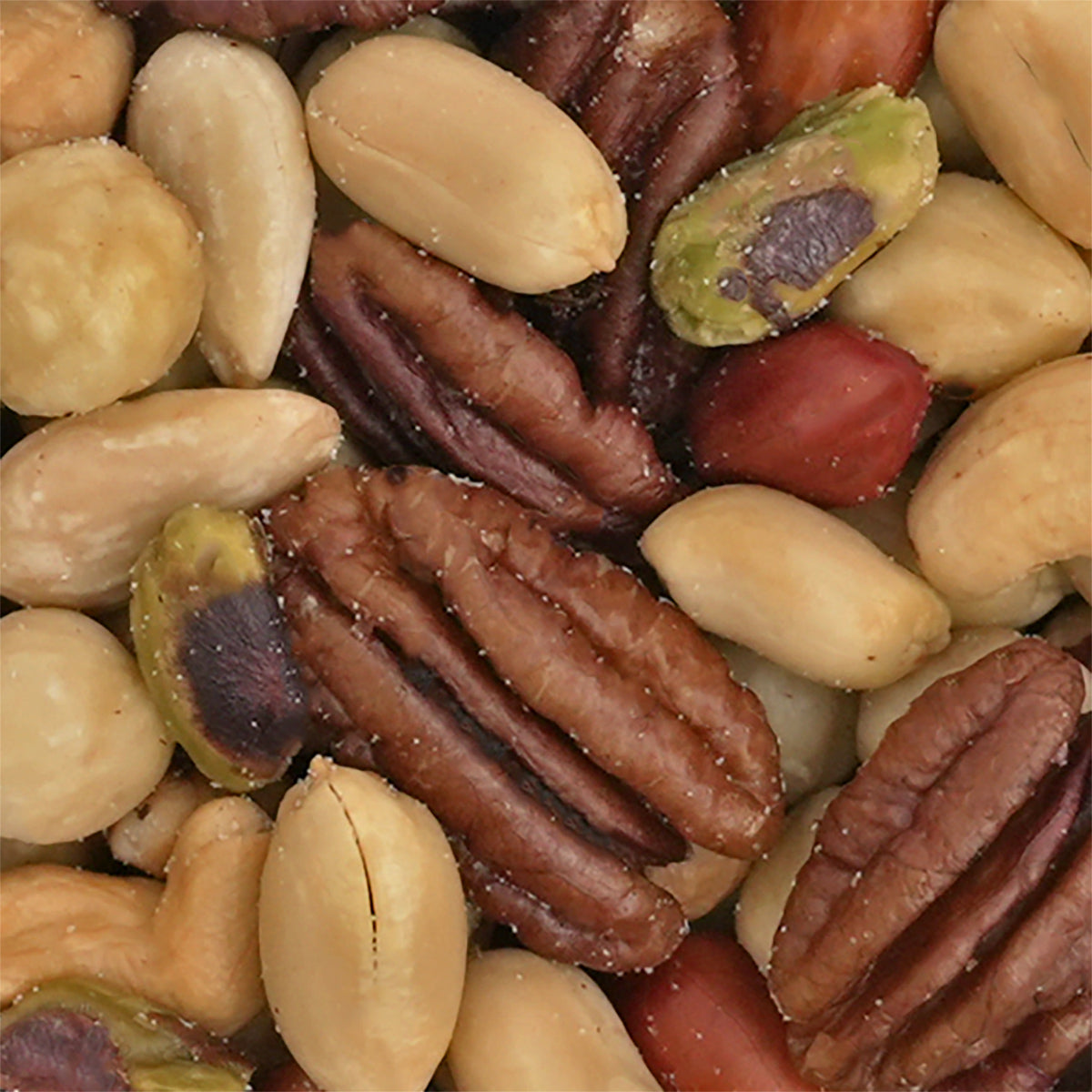 Nahaufnahme Nussmischung "Saison Melange" aus Erdnüsse mit und ohne Haut, blanchierte Mandeln, Haselnüsse, Pistazien und Cashews verfeinert mit wertvollem Meersalz