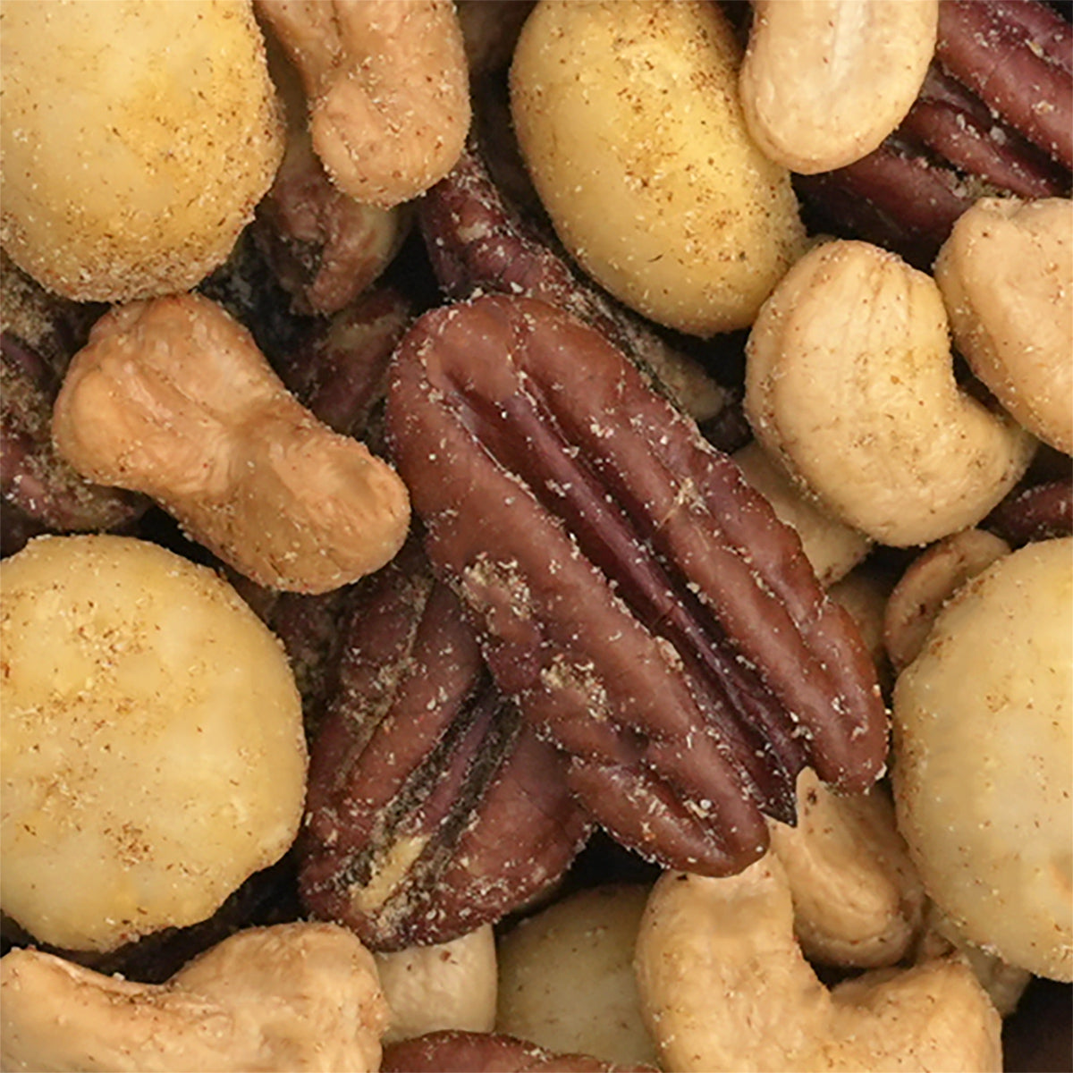Nahaufnahme Nussmischung V.I.P. Curry aus Cashews, blanchierten Erdnüssen, Erdnüssen mit Haut sowie Macadamias und Curry-Würzmischung