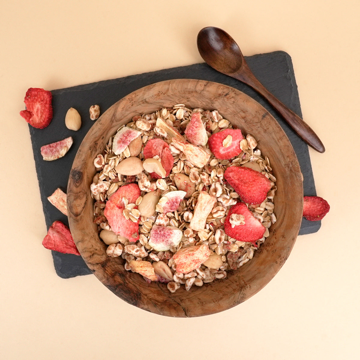 Paradiesisches Müsli mit Nüssen, Granola und Trockenfrüchten in einer Müslischale