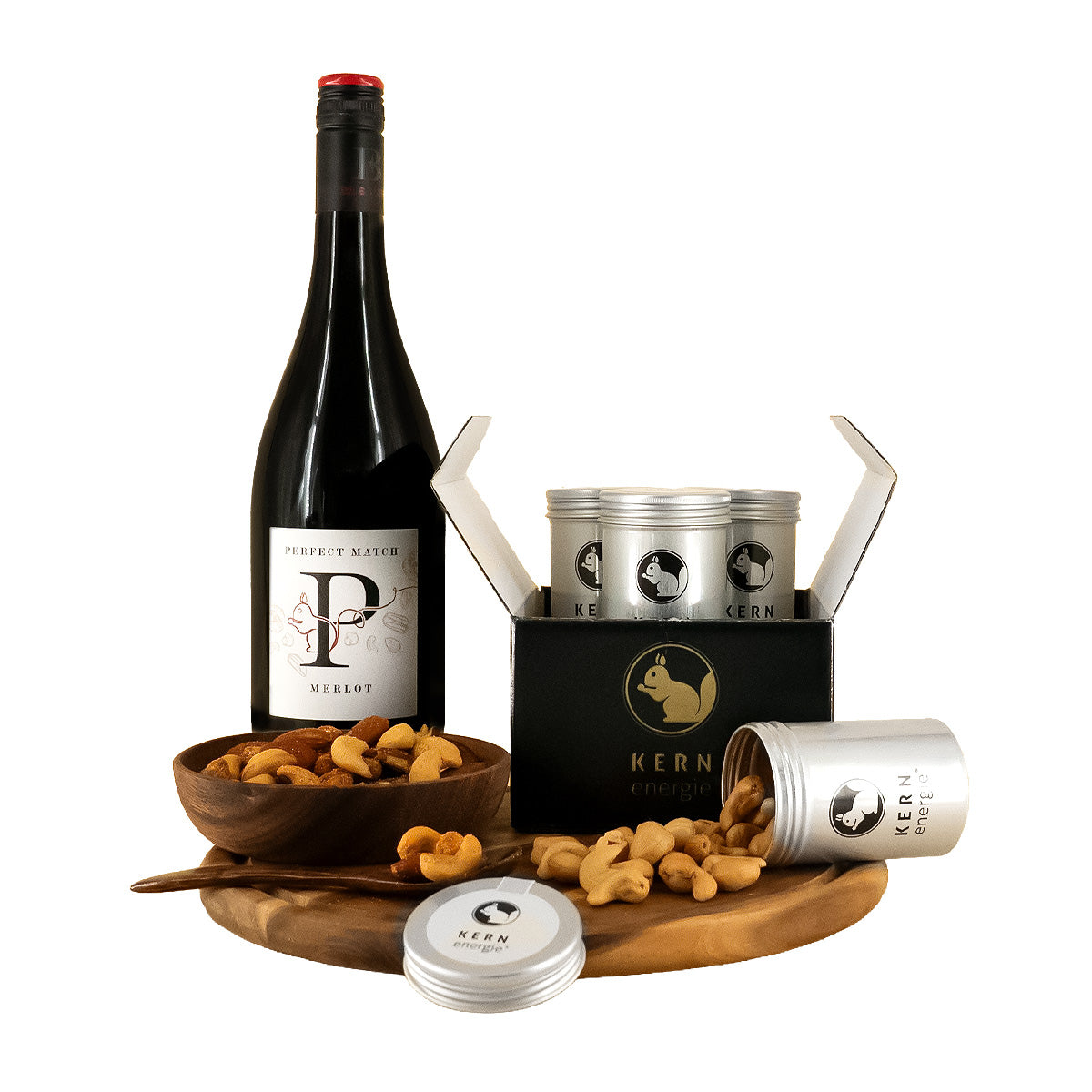 Rotwein und Geschenkset mit vier Nussmischungen auf Holztablett
