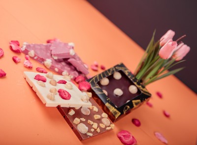 Feine Schokolade als wertschätzendes Geschenk für Mitarbeiter – Genuss und Motivation in stilvoller Verpackung.