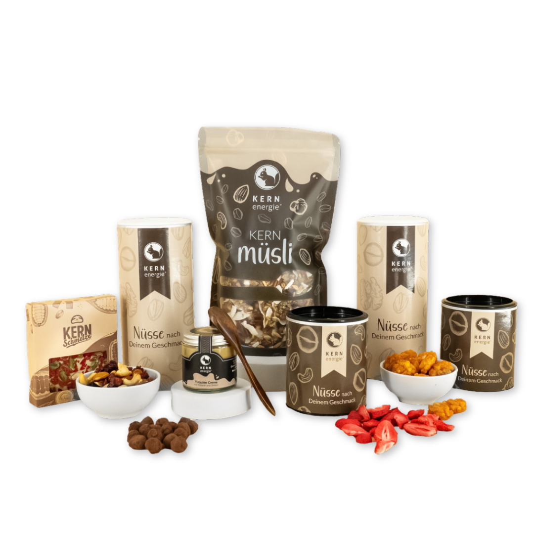 Schokolade, Müsli, Nüsse, Früchte, Cracker und Nusscreme in Schalen und Verpackungen