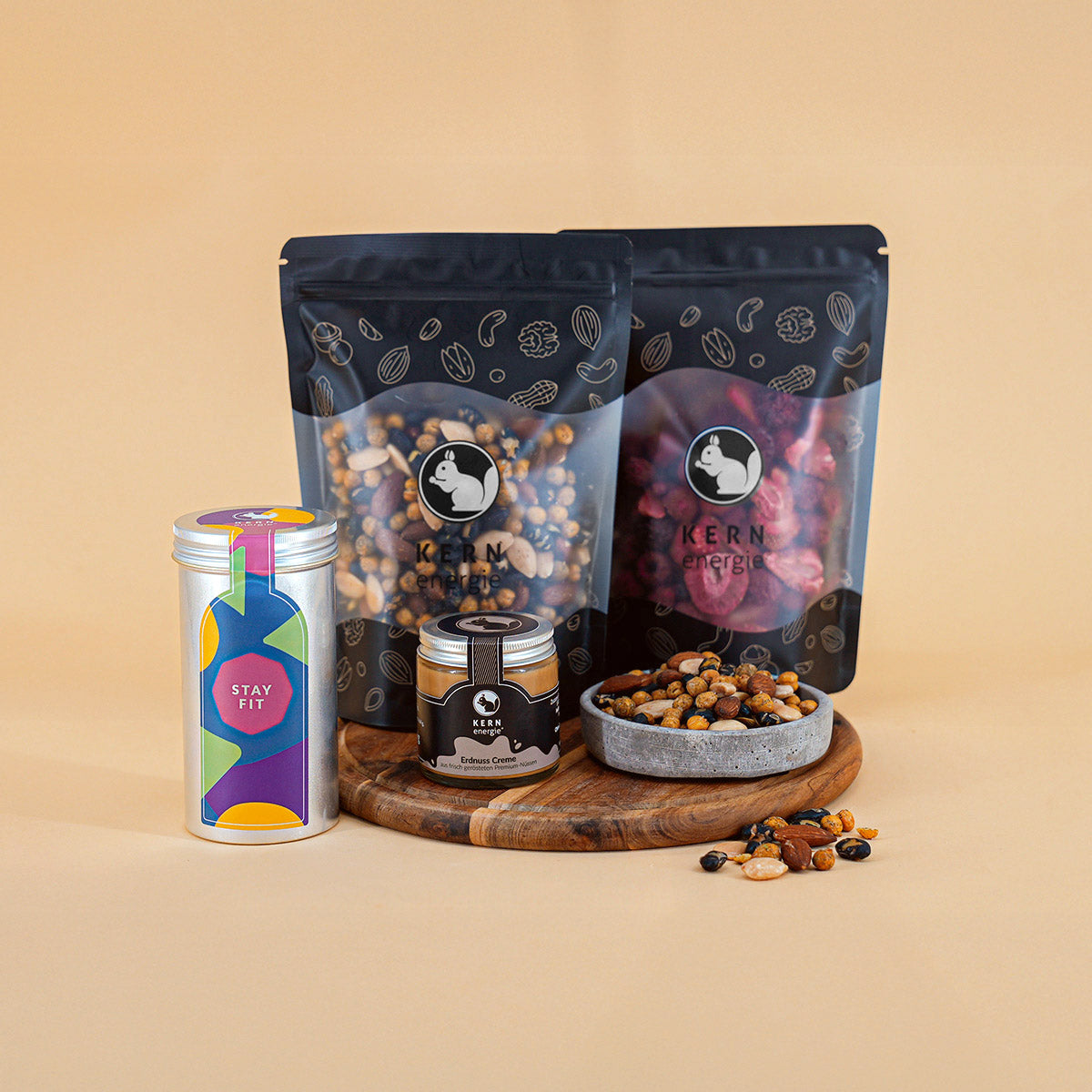 Stay Fit Aludose, Erdnusscreme, Nussmischung und gefriergetrocknete Beeren in Beutel verpackt