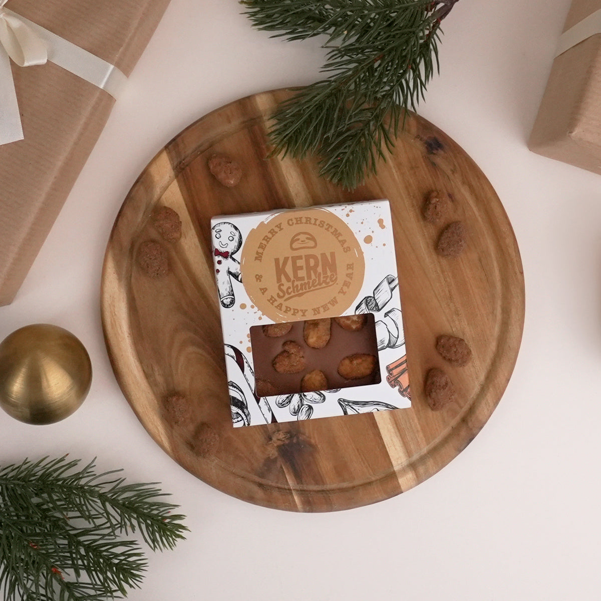 Schokoladentafel aus Vollmilchschokolade mit gebrannten Spekulatius Mandeln in weihnachtlicher Verpackung