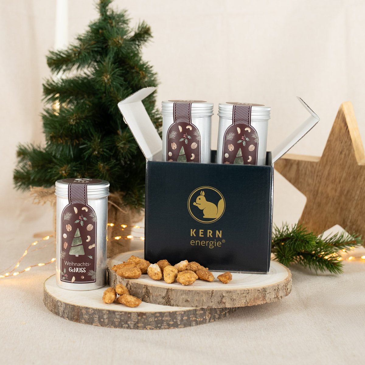 Weihnachtsgeschenk bestehend aus einem edlen schwarzen Geschenkkarton und vier weihnachtlichen Aludosen