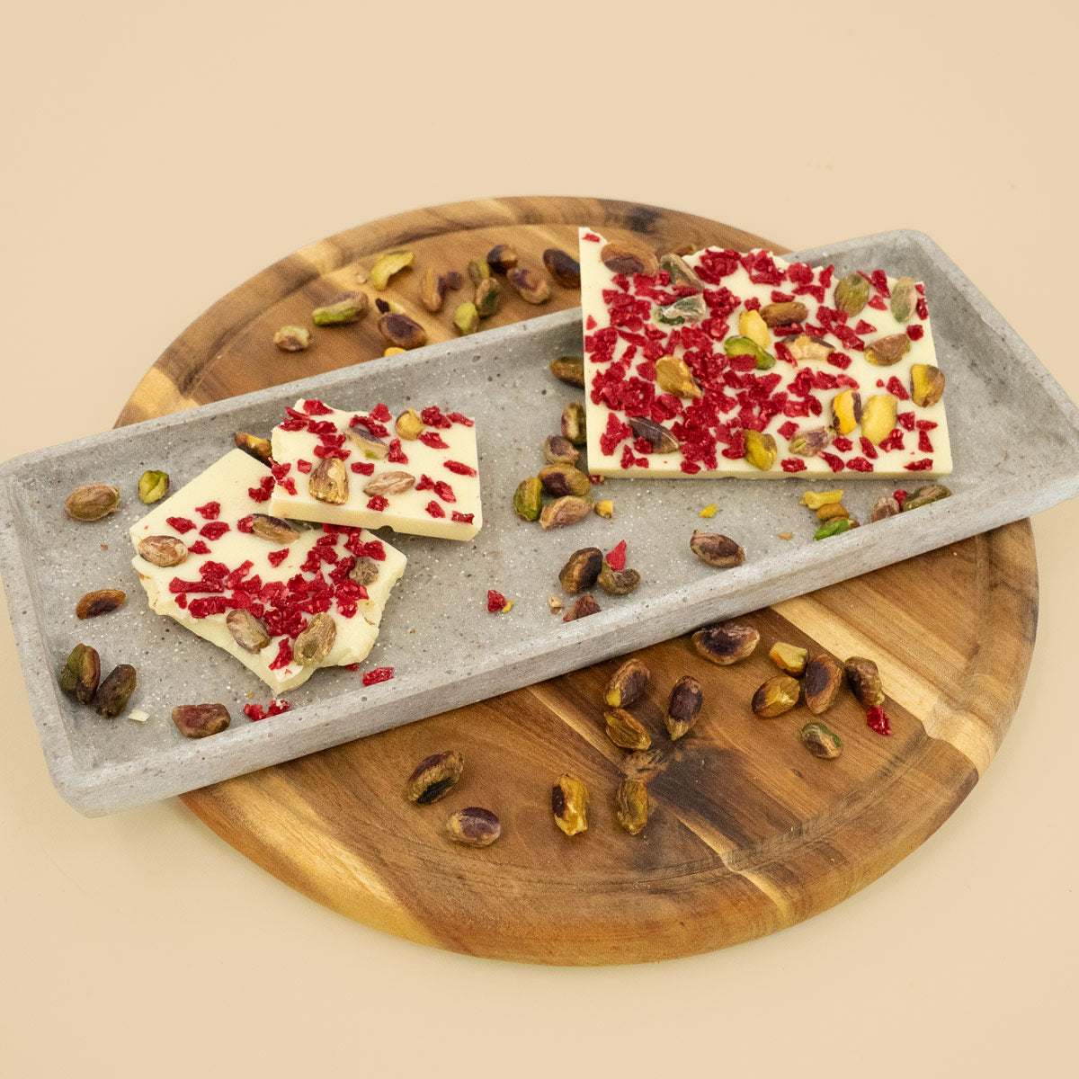 Schokoladentafel – weiße Schokolade mit Himbeeren & Pistazien