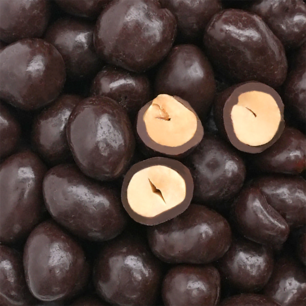 Nahaufnahme "Zartbitter Erdnüsse" Erdnüsse umhüllt in edler Zartbitterschokolade