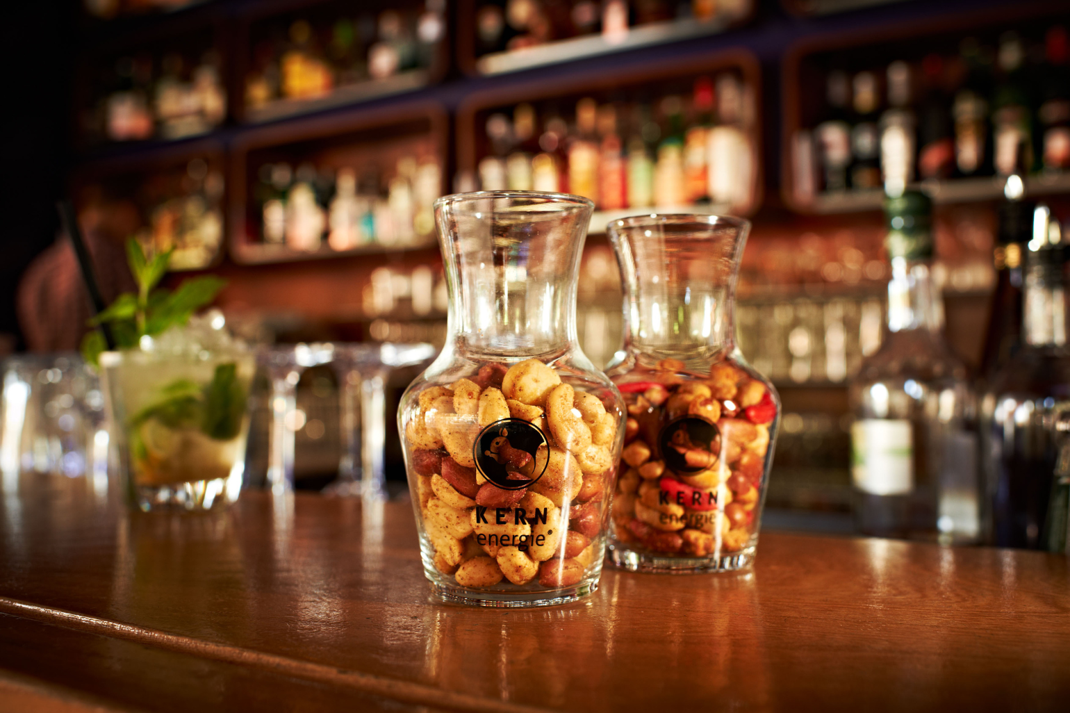 Premium Bar Snacks für Hotelbars in München – frisch geröstete Nüsse von KERNenergie als hochwertige Begleitung zu Cocktails, Drinks und besonderen Gästeerlebnissen.