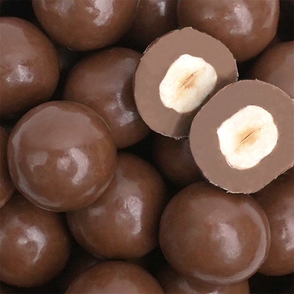 geröstete Haselnüsse mit Schokoladenüberzug Nahaufnahme oben