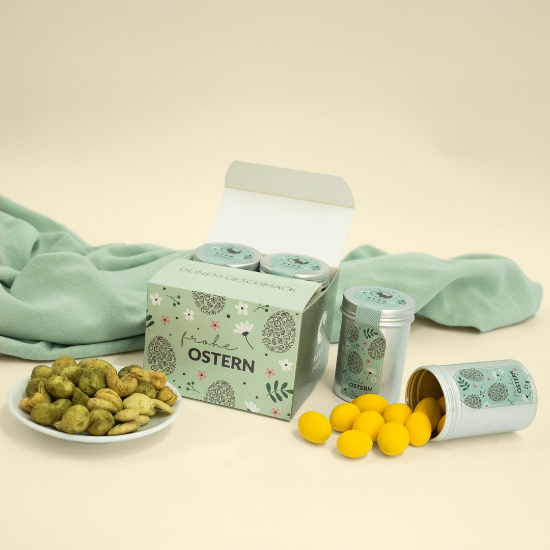 Offene grüne Oster geschenkbox präsentiert eine Auswahl an Bärlauch Nüssen und Zitronen schokoladenüberzogenen mandeln
