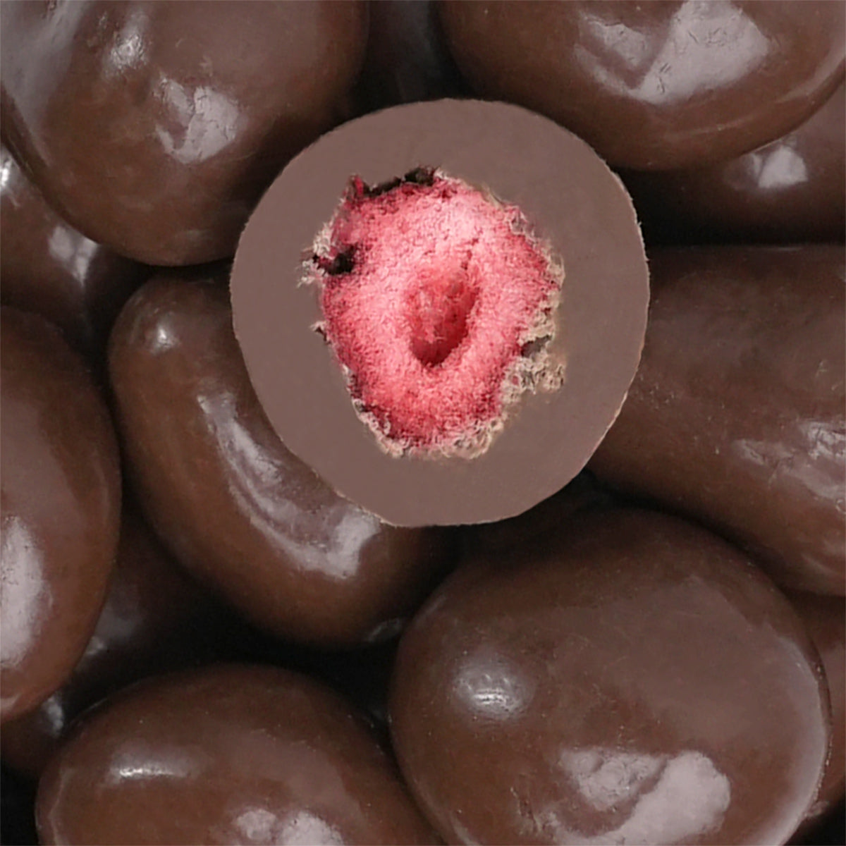 Schokoliert gefriergetrocknete Erdbeeren, halbiert im Fokus