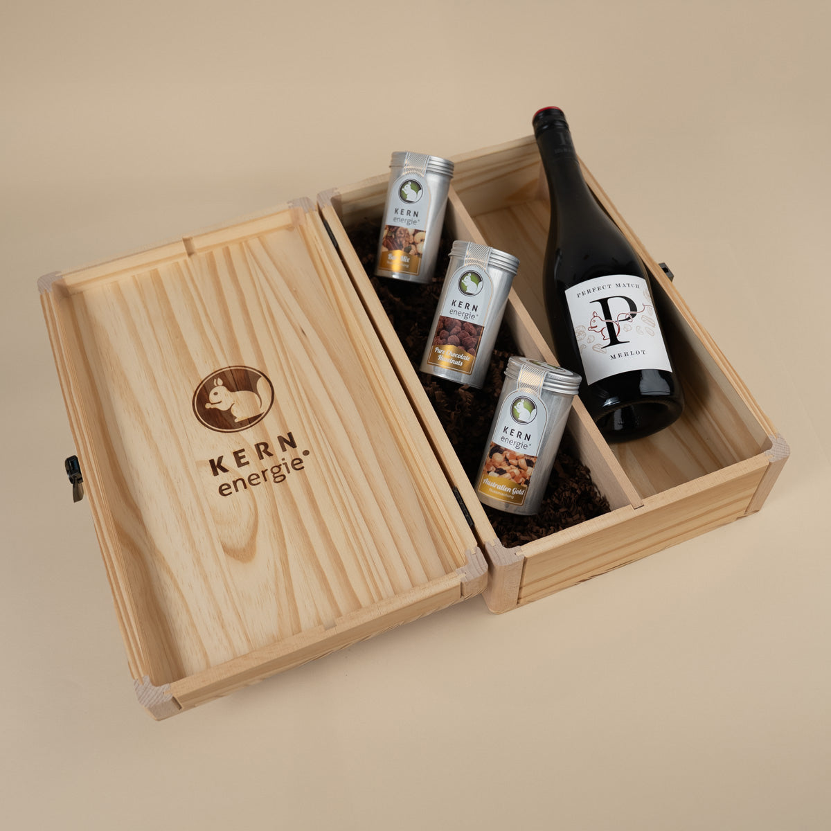 Geschenkset mit Holzbox aus drei Nussmischungen und einem Rotwein