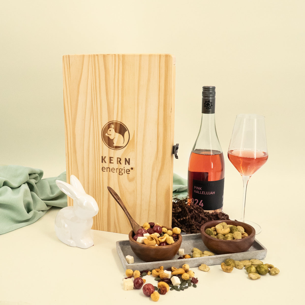 Pärsentierung von Roséwein mit Weinglas und Nussmischungen in Holzschale