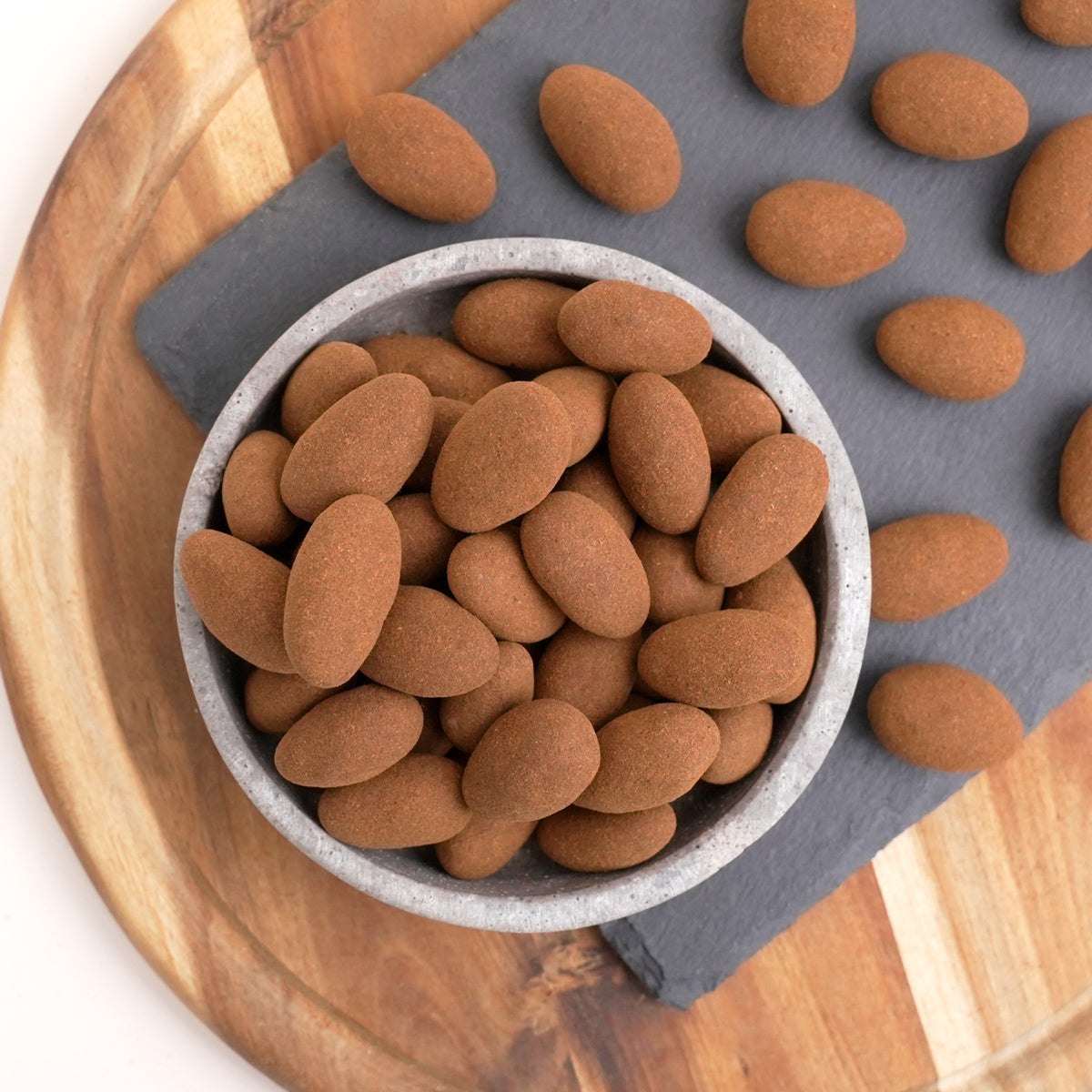 Mandeln mit Zimtüberzug in einer Holzschale