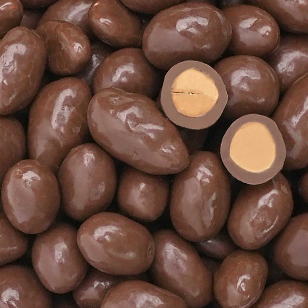 Detailansicht: Erdnüsse umhüllt von Vollmilchschokolade