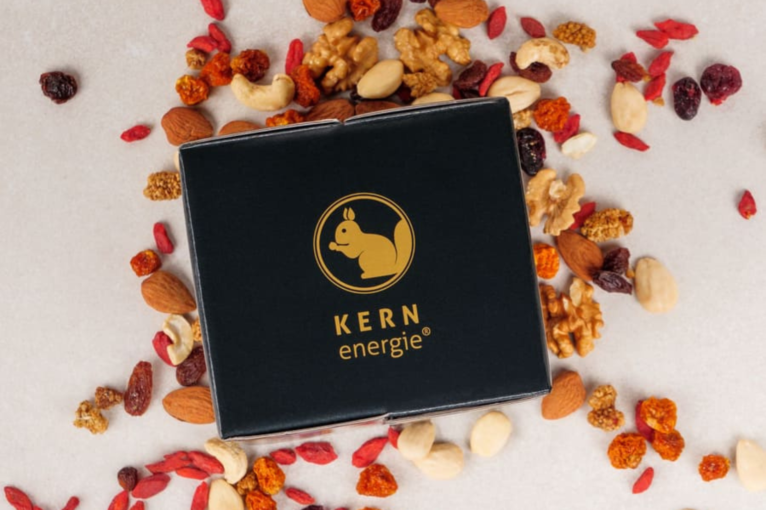 Stilvolle Geschenkbox aus schwarzem Karton, personalisierbar mit Firmenlogo oder individuellem Sticker – hochwertige Geschenkkartons für Kunden, Mitarbeiter oder Geschäftspartner